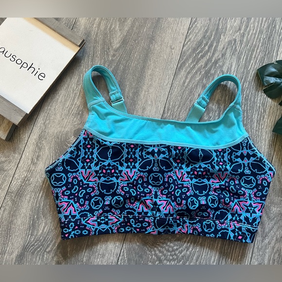 Fabletics sintra geometric keyhole sports bra. Size S - Picture 4 of 10